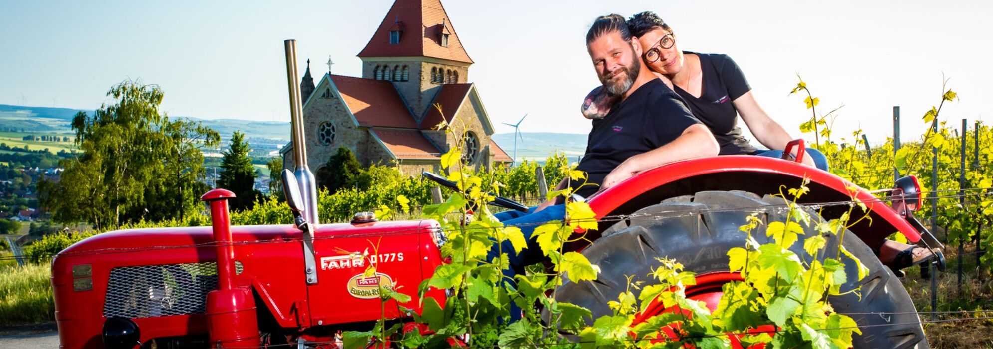 Mit dem Traktor durch die Weinberge